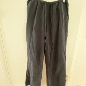 Svarta linnebyxor  - Säljer dessa skit snygga linnebyxor från Gina tricot i storlek Xs, men dom passar även s då de är ganska stretchiga, jag har använt endast använt dem 1 gång och säljer då de inte kommer till användning, skriv privat för mer bilder eller frågor❤️