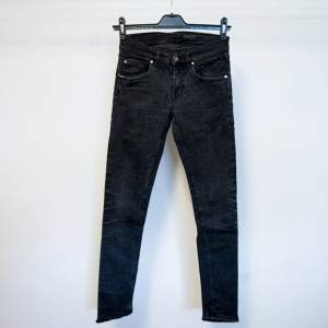 Supersnygga och fräscha, smarsamt använda jeans i tight passform från Tiger of Sweden. Style: Slim. Storlek 28/32. Tvätt: 