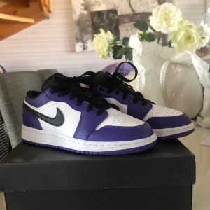 Air Jordan 1 Low - Säljer ett par lila low Air Jordans 1 från Restocks i strl. 36,5. Köpt sommaren 22 och använd ett väldigt fåtal gånger under hösten samma år. Har inte använt sedan dess. Nypris 3 200kr