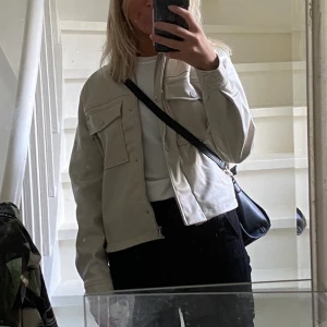 Beige skinnjacka  - Beige jacka i läderimitation, använd sparsamt
