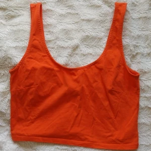 Orange topp - Neon oranget linne. Från Gina Tricot. Använd enstaka gång. Säljer även neon orangea byxor. 