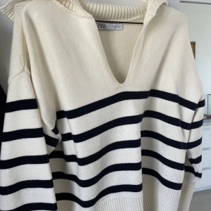 Tröja - Säljer min tröja inköpt från Zara då den inte kommer till användning Använd fåtal gånger  I nyskick:)