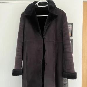 Varm vinterkappa - Denna kappa är superskön och varm, har använt några enstaka gånger och den är i superbra skick!🖤