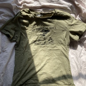 Outdoor soul - Säljer en grön outdoor soul tröja från pull&bear 😊 tröjan har används förut men har inga skador.