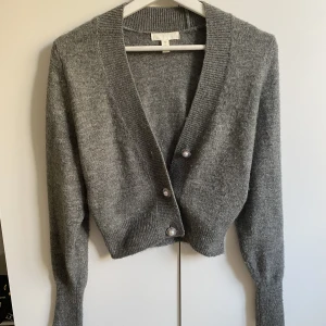 Grå kofta  - Säljer denna supergulliga kofta som inte kommer till någon användning 