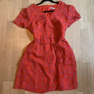 Jätte fin röd mönstrad klänning ifrån Nelly. Säljer på grund av att den tyvärr aldrig kommit till användning. Är i storlek 38 men känns som 36. Säljer för 150 kr plus frakt💕