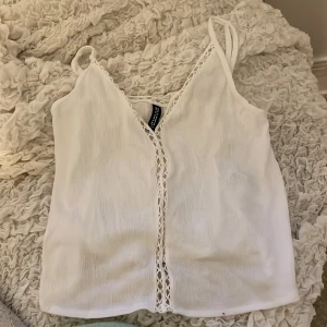 Vitt sommarlinne! - Säljer mitt fina linne som jag tyvärr inte fått användning för!   Obs frakt ingår inte i priset!