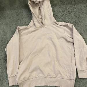 En ljuslila hoodie som är för liten för mig och därför vill jag sälja den.