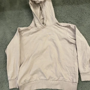Lila hoodie  - En ljuslila hoodie som är för liten för mig och därför vill jag sälja den.