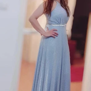 Klänning  - Klänningen är använd en gång några timmar, köpt för 2900 och säljs för 1000