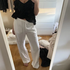 Linnebyxor - Helt oanvända med prislapp kvar, från ett australiensiskt märke som heter Cotton On. Långa och såå fina!! Nypris ca 500kr!! 