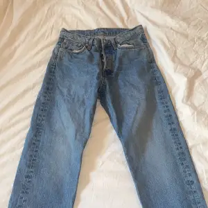 Ett par jättefina arket straight jeans. Dom är knappast använda och i mycket fint skick. Storlek 27 men skulle mer säga att de passar någon i storlek 25/26. Nypris 990kr