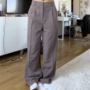 Kostymbyxor - Ett par bruna kostymbyxor i modellen ”smockey” från BikBok. Är i petite längd då passar dig som är mellan 160-165 cm. Skriv för fler bilder🥰  Aldrig använda Nypris 499kr