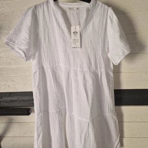 Klänning str L - Ny med lapp 