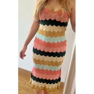 Virkad klänning - 🧡Stlk. S/M, men passar även XS. 💛Något glittrig i garnet