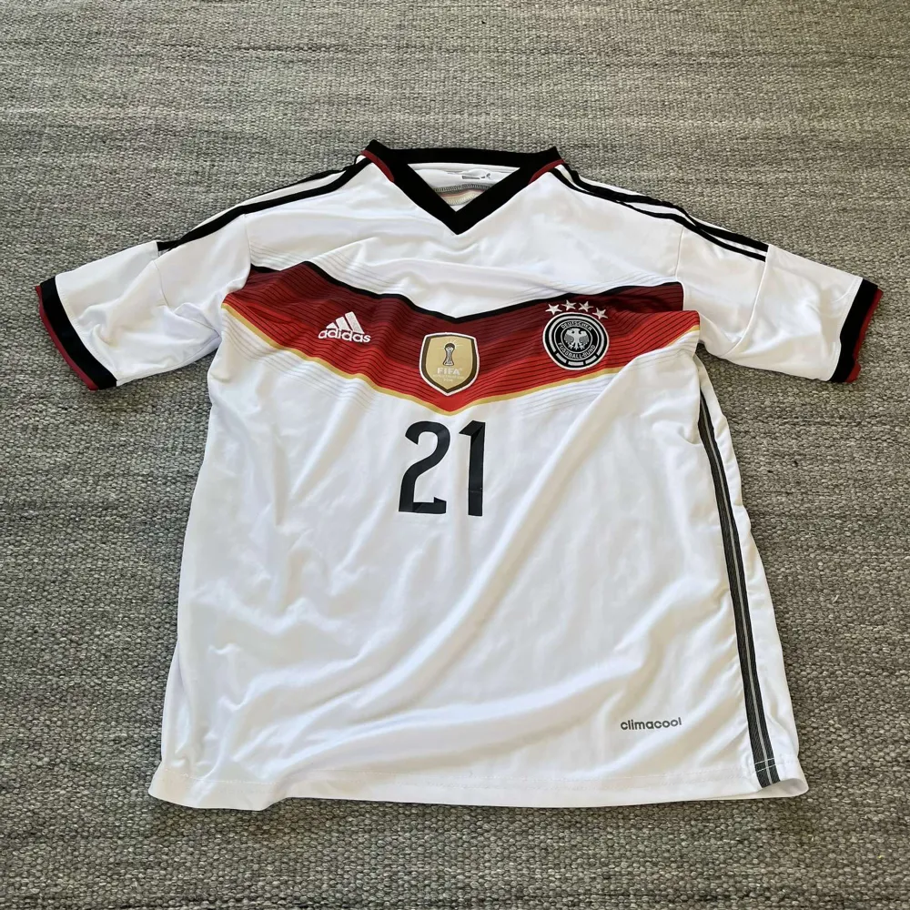 Tyskland jersey med Reus på ryggen lite borta på trycket som man ser på bild 2! Fint vintage skick i size L. T-shirts.
