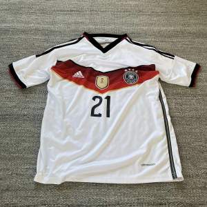Tyskland jersey med Reus på ryggen lite borta på trycket som man ser på bild 2! Fint vintage skick i size L