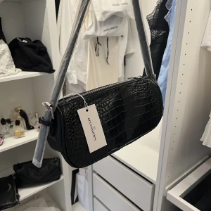 Axelväska  - Helt ny axelremsväska från Nelly som inte säljs längre. Aldrig använd och med prislapp kvar. Supersnygg väska som är perfekt till fest😝Nypris ca 400 kr. Mitt pris 200 kr + frakt Fler bilder/information vid intresse.