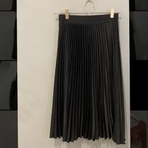 Svart lång plisserad kjol från H&M, Xs/s