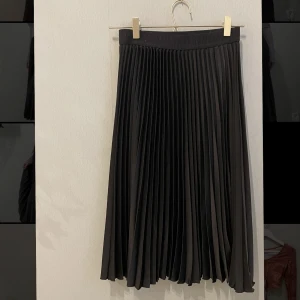 Lång plisserad kjol - Svart lång plisserad kjol från H&M, Xs/s