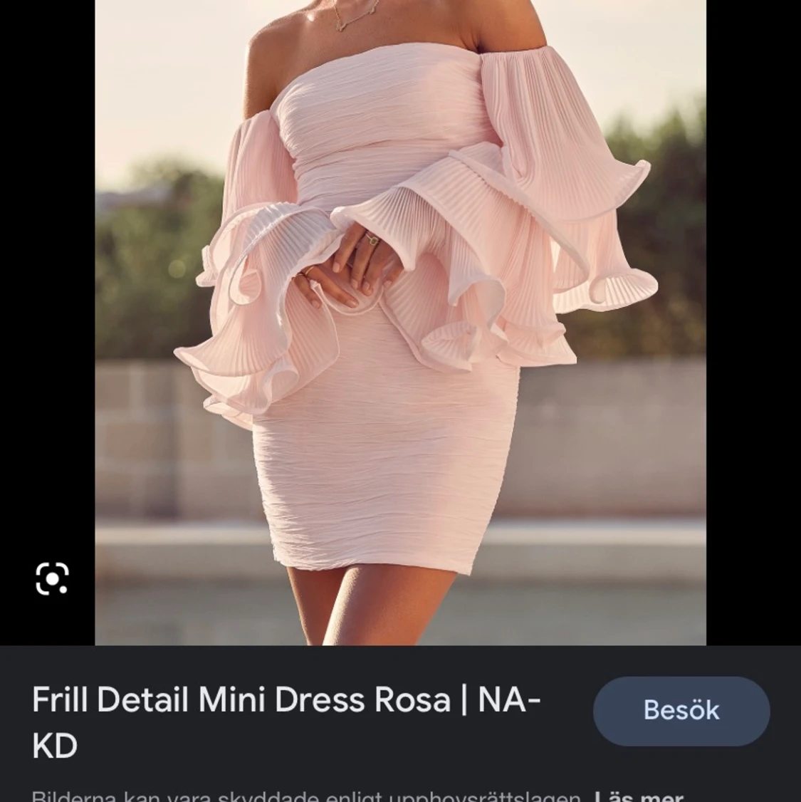 Ljusrosa klänning med volang