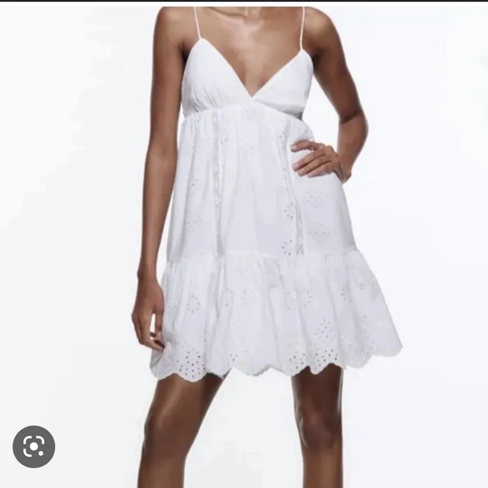 Säljer denna super gulliga klänningen som är perfekt till allt❤️ Köpt för 400-500kr och säljer för 260kr💘 Har kommit till användning en gång💘. Klänningar.
