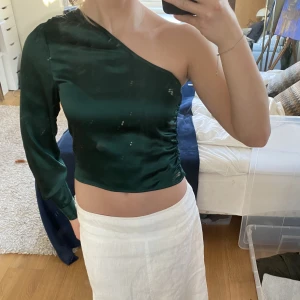 Topp - Populär topp från NA-KD. Storlek 32 jag bär 34. Inga defekter. 90kr eller bud 😊