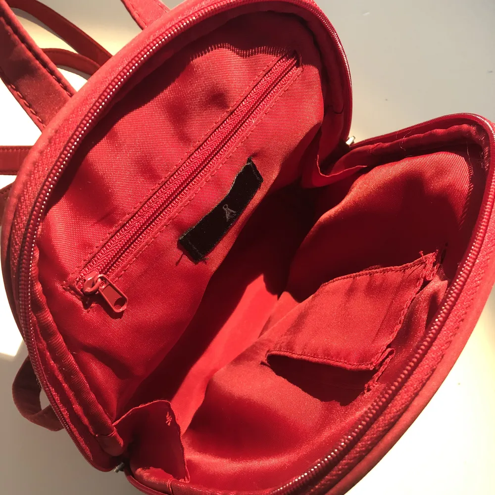 Söt liten ryggsäck från Åhléns. Den har 2 fack på insidan. Bra skick, inga defekter. Höjd - 25 cm. 3 för 2 på allt! 💓💓. Väskor.