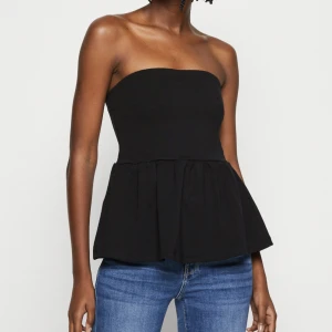 Linne - Så snygg topp från ginatricot, helt perfekt inför sommaren! Säljer pga att den tyvärr inte kommer till användning. Toppen är i storlek 34 men passar lika bra på en som jag som har storlek 36! Helt slutsåld, kom privat för mer bilder 