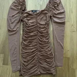 Jag säljer denna klänning pågrund av att den inte kommer till användning, den är väldigt fin puderrosa klänning, storlek xs 
