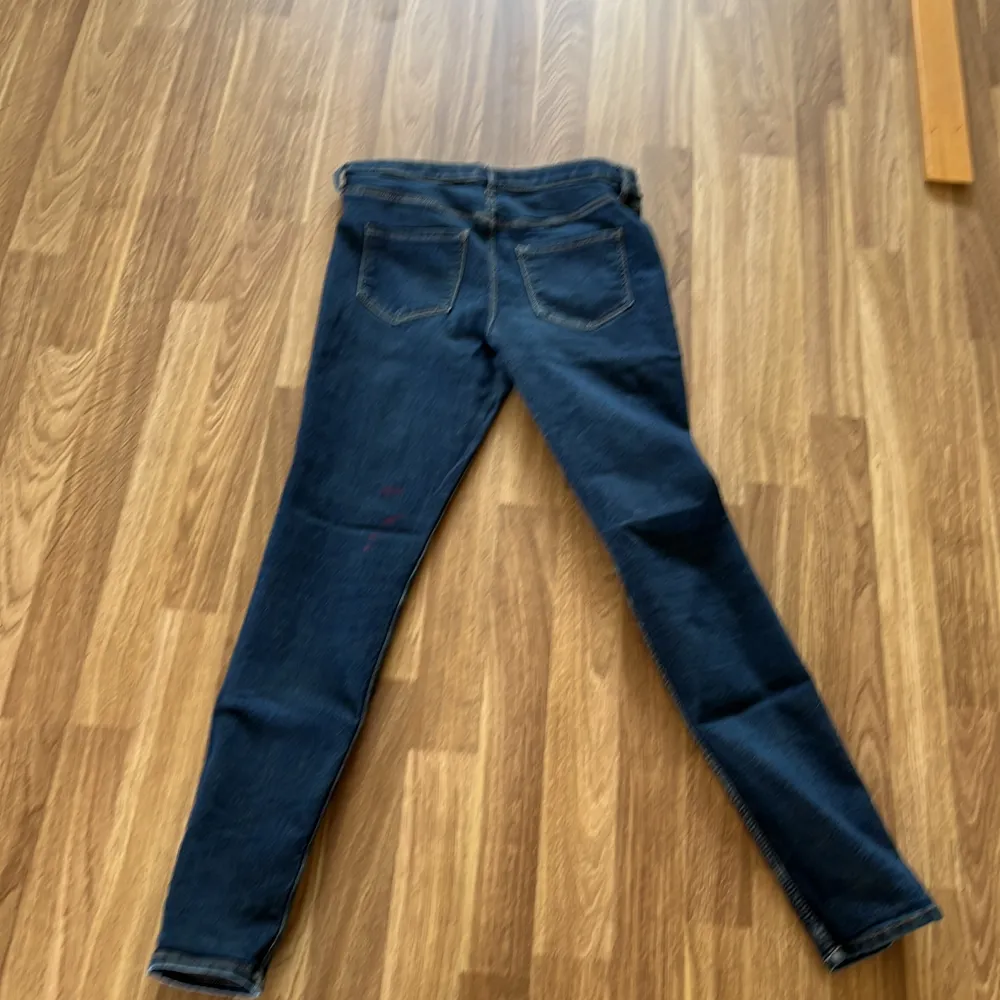 Blåa skinny jeans. Dom är för små för mig. På bild 2 finns det en fläck med målarfärg men går bort i tvätten säkert  . Jeans & Byxor.