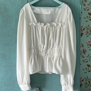 Blus - Intressekoll på denna vita blus från Chiquelle. Storlek M men lapp tyvärr borta.