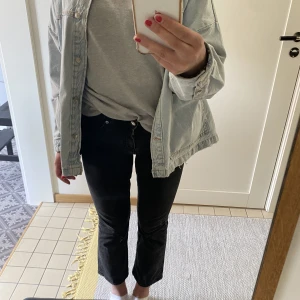 Svarta jeans  - Säljer dessa svarta jeans som är as snygga i modellen men dessvärre för små och korta för mig😅 skulle nog passa perfekt till någon runt 160cm
