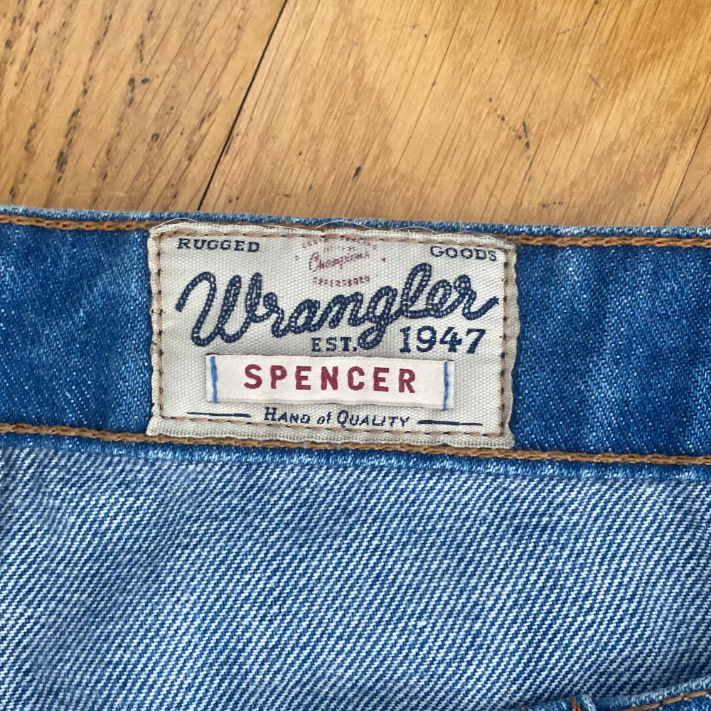 Jeans från Wrangler i storlek 32/33. Jeans & Byxor.