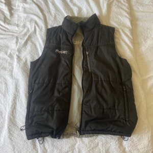 Reebok väst - Säljer en fet reebok väst som man kan vända ut och in:)