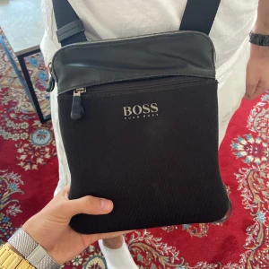 hugo boss väska  - en gammal hugo boss väska   den är inte i så top skick menden funkar och de svårt o få tag på den