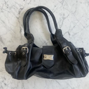 Vintage väska  - Vintage väska! 4 fack och två hållare på sidorna. Snygg 👌🏼