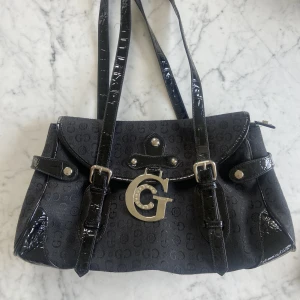 Y2k väska  - Vintage y2k väska! Snygg men lite nopprig på baksidan, syns dock inte om man har den på axeln 👌🏼