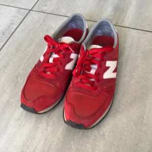 New Balance Gympaskor Röda - Storlek 42, jätte sköna och lätta, snygga med ett par vida byxor. 