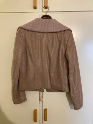 Skinnjacka  - Beige skinnjacka 