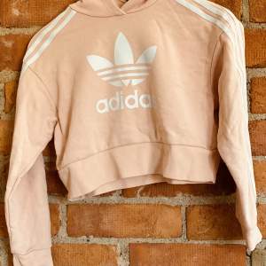 Säljer en Adidas hoodie i bra skick. Cropped modell stlk 140