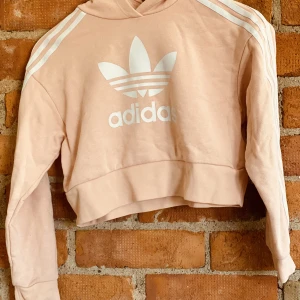 Adidas hoodie tjej  - Säljer en Adidas hoodie i bra skick. Cropped modell stlk 140