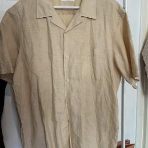 A perfect linen shirt for spring/summer.  Condition: Never worn. Size for women: L Size for men: M