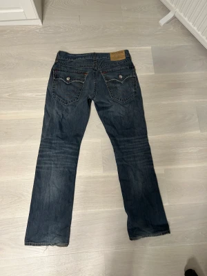 True religion jeans  - Trueys i storlek 33 köpta på seams vintage. Passar 30/32-34. Skriv för fler bilder☝️‼️.