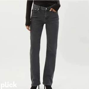 Säljer dessa super snygga jeans från Weekday. Dom har lågmidja, de är en washed black färg . Använt fåtal gånger!! , inga defekter , modellen på jeansen heter ” Twig” . midje mått 26x32