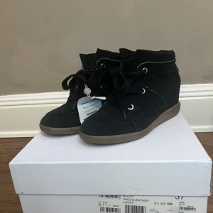 Isabel Marant skor - Oanvända Isabel Marant sneakers i storlek 37 i färgen svart. Möts upp nära stan annars kan vi diskutera frakten.🥰