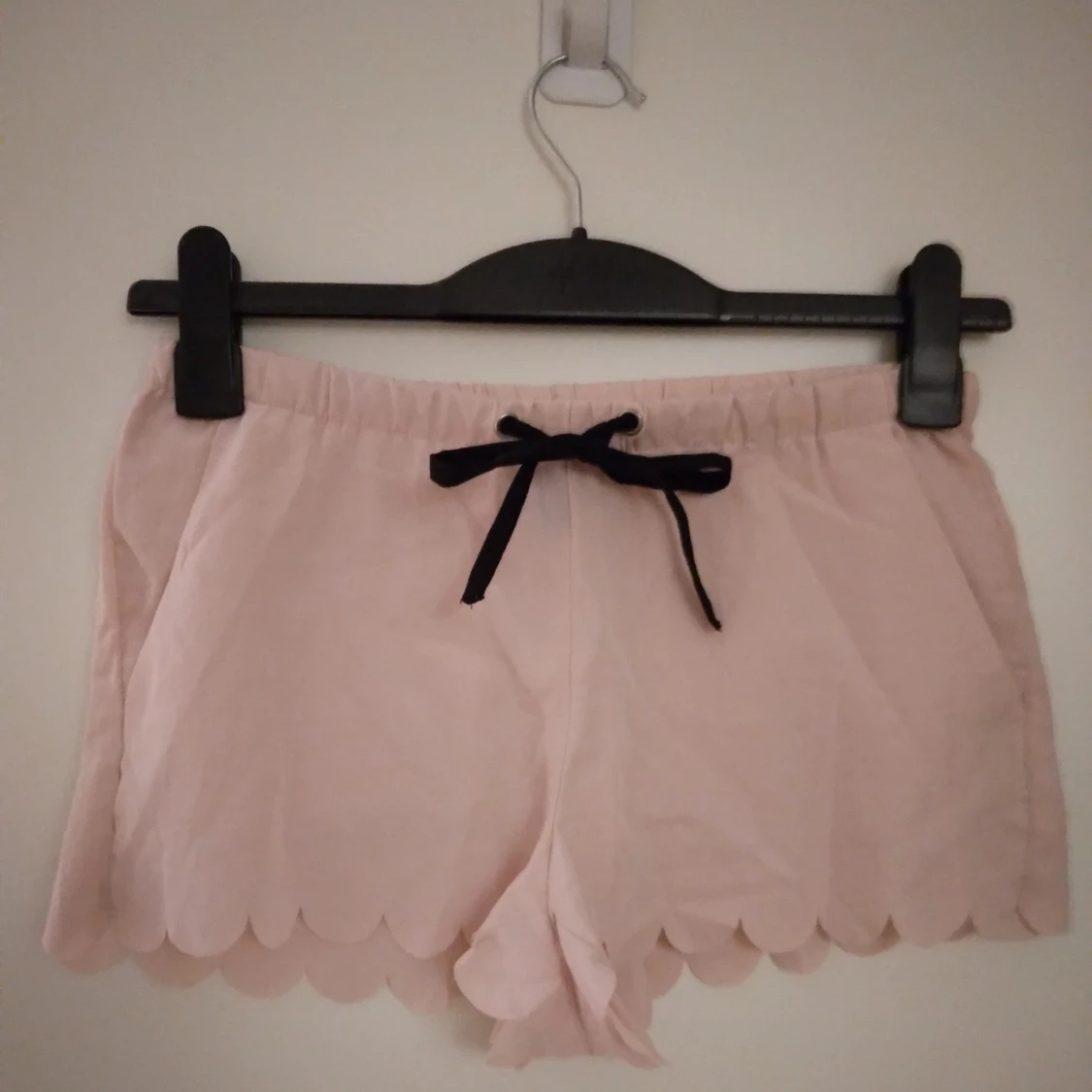 Gammelrosa / rosa shorts med laserskurna kanter och fickor. Strlk: 34-36 / XS-SMALL. Felfria.