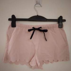 Gammelrosa / rosa tunna shorts med laserskurna kanter och fickor, knytband I midjan. Strlk: 34-36 / XS-SMALL. Material: Polyester. Felfria.