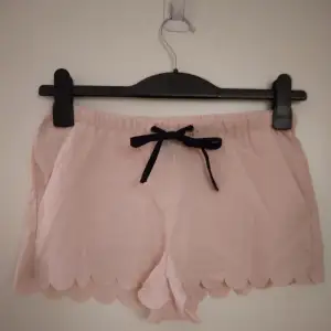 Gammelrosa / rosa tunna shorts med laserskurna kanter och fickor, knytband I midjan. Strlk: 34-36 / XS-SMALL. Material: Polyester. Felfria.