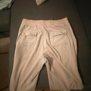Juicy Byxor i beige/rosa - Saknar en knapp på bakfickan!